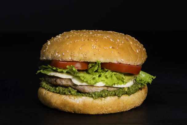 Csirke burger mozzaella és pesto szósszal - Fotó, kép