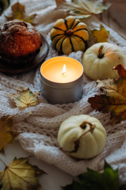 Palącej się świecy w słoiku, jesienne liście i małe dekoracyjne dyni z - Zdjęcie, obraz