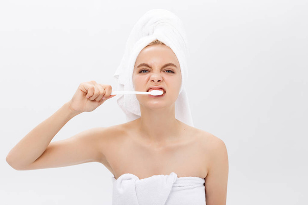 retrato de mulher sorridente caucasiano atraente isolado no estúdio branco tiro cabeça e ombros rosto mão da pele com escova de dentes
 - Foto, Imagem