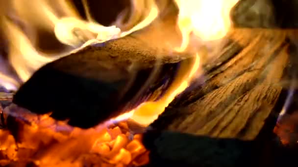 Krbová kamna hoří v soukromém domě - Záběry, video