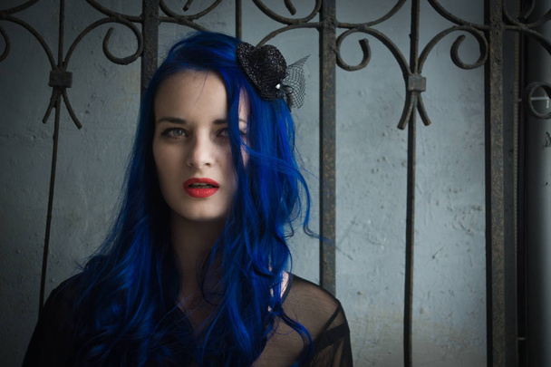 Ροκ μοντέρνα κορίτσι με μπλε μαλλιά σε μια πόλη στην ΙΣΤΟΡΙΑ - Φωτογραφία, εικόνα