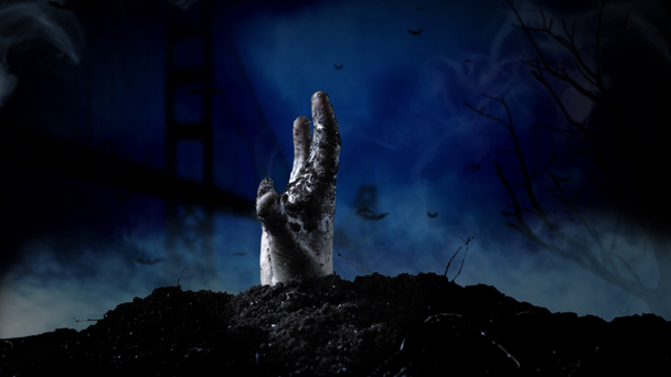 No cemitério de São Francisco, uma mão emerge da sepultura. Fundo fumegante
 - Filmagem, Vídeo