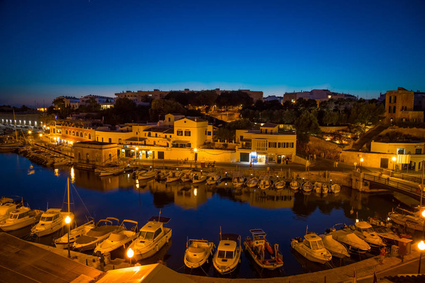 Сьютаделла в Менорка, Іспанія - 30 червня 2018: вид старого порту у синій годину - Фото, зображення