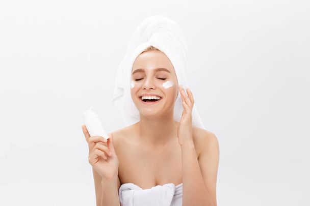 Beauty Youth Skin Care Concept - Beautiful Caucasian Woman Face Portrait holding and presenting cream tube product. Beautiful Spa model Girl with Perfect Fresh Clean Skin over white background - Foto, imagen