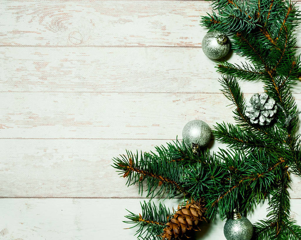 Decoración de Navidad. Fondo de luz festiva con ramas de abeto y conos, vista superior, el concepto de las vacaciones de Año Nuevo, primer plano, espacio de copia
 - Foto, imagen