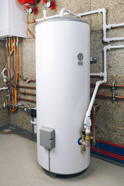 aquecedor de água na sala de caldeira moderna
 - Foto, Imagem