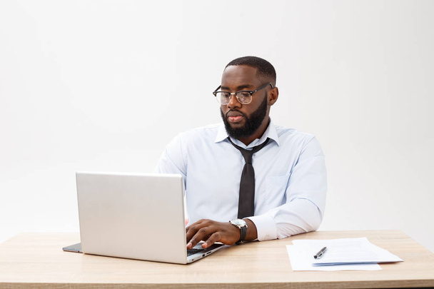 portrét africké člověka sleaping na jeho pracovišti na šedém pozadí - Fotografie, Obrázek