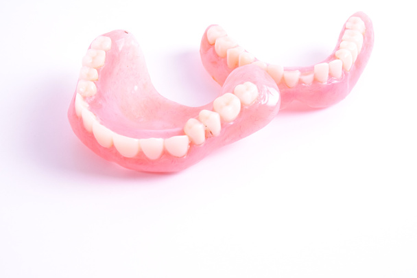 Un ensemble de prothèses dentaires isolées sur fond blanc
. - Photo, image