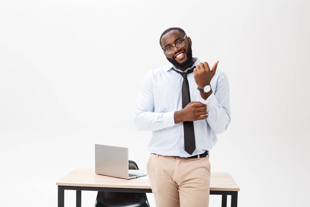 Πορτρέτο του μια ευτυχισμένη και ελκυστική, Young Professional Αφρικανικός Αμερικανός επιχειρηματίας στο γραφείο. - Φωτογραφία, εικόνα