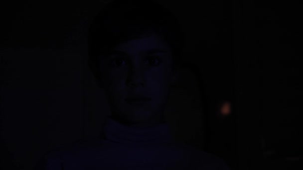 kleine jongen tv kijken in het donker - Video