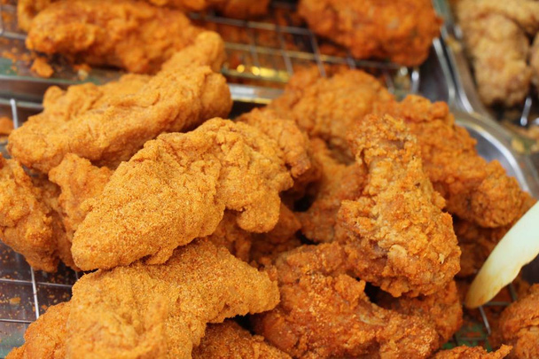El pollo frito es delicioso en comida callejera
 - Foto, imagen