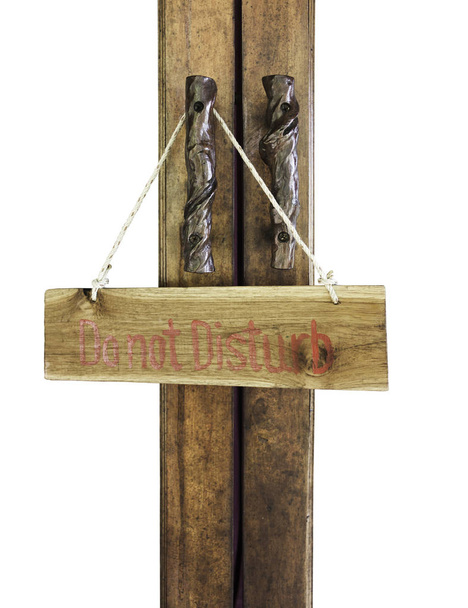 Drewniany znak z "nie przeszkadzać" powiesić na drzwiach izolowanych na białym tle obejmują ścieżkę wycinania - Zdjęcie, obraz