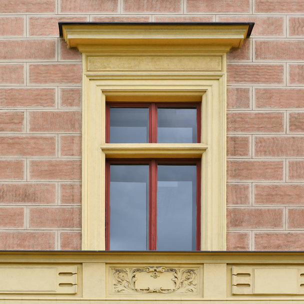 Вікно старовинної будівлі
.  - Фото, зображення