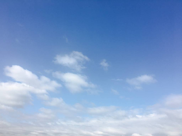Красива хмара на фоні блакитного неба. Небесні хмари. Блакитне небо з похмурою погодою, природою хмарно. Білі хмари, блакитне небо і сонце
. - Фото, зображення