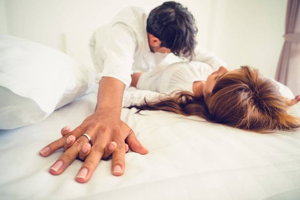 romantische Liebe zu intimen jungen Paar zu Hause Schlafzimmer Vorspiel im Bett. - Foto, Bild