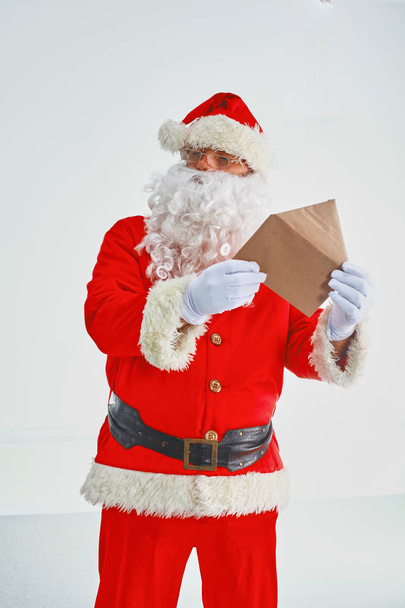 Tema natalizio: felice Babbo Natale. Su sfondo bianco
 - Foto, immagini
