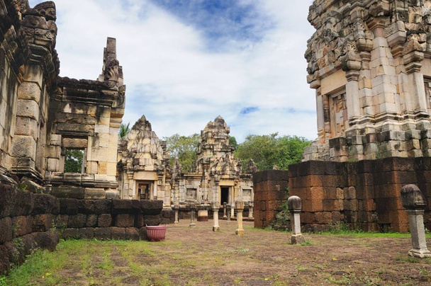 Tour principale, cour et bibliothèques de l'ancien temple khmer du XIe siècle Prasat Sdok Kok Thom construit en grès rouge et latérite et dédié au dieu hindou Shiva dans la province de Sa Kaeo en Thaïlande
 - Photo, image