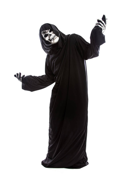 Halloween-Kostüm eines skelettierten Sensenmannes, der ein schwarzes Gewand auf weißem Hintergrund trägt und mit verwirrten Mienen gestikuliert - Foto, Bild