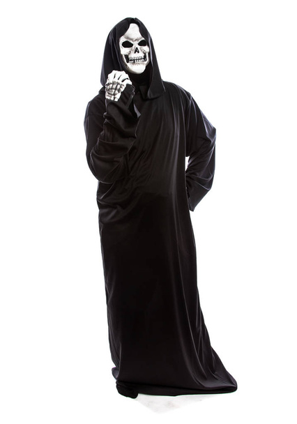 Halloween traje de um esqueleto ceifeiro sombrio vestindo um manto preto em um fundo branco gesticulando expressões irritadas
 - Foto, Imagem