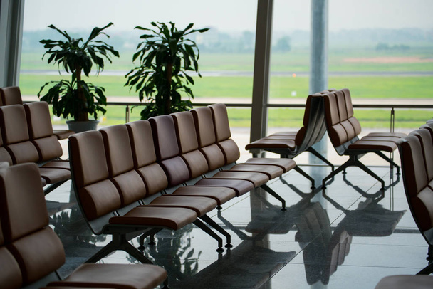 пассажирское сиденье в зале вылета для просмотра Самолет, вид из аэропорта
 - Фото, изображение