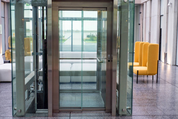 Ascensore con porte in vetro trasparente in un edificio moderno - Foto, immagini