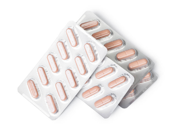 Χάπια σε μια ομάδα από συσκευασίες κυψέλης που απομονώνονται σε λευκό φόντο - Φωτογραφία, εικόνα