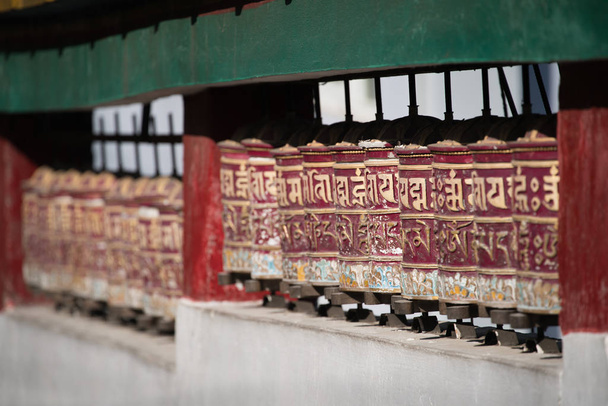 Svatá tibetské modlitební mlýnky uspořádat v řádku pro lidi v chrámu - Fotografie, Obrázek