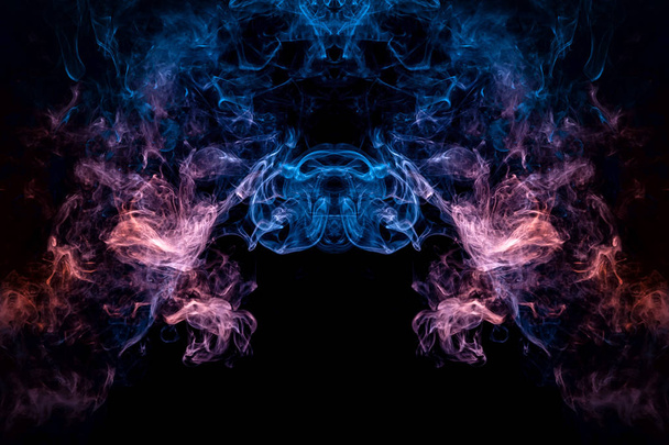 flauschige Bläschen rot, blau und rosa Rauch und Nebel in Form eines Totenkopfes, Monsters, Drachen auf schwarzem Hintergrund. Fantasie-Druck für Kleidung: T-Shirts, Sweatshirts - Foto, Bild