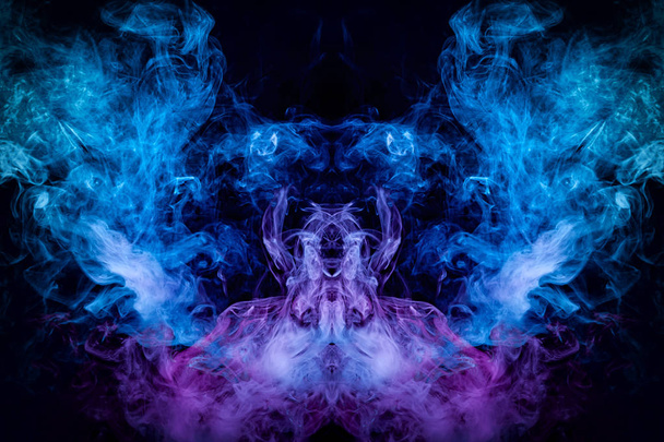 服のプリントをファンタジー: t シャツ、スウェット。カラフルな青と紫のモンスター、孤立した黒地に龍、頭蓋骨の形で煙します。Vap の煙から背景 - 写真・画像