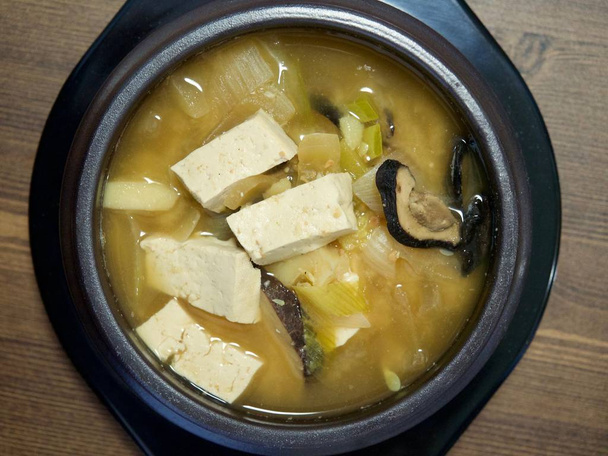 Aziatisch eten soja pasta stoofpot, miso soep - Foto, afbeelding