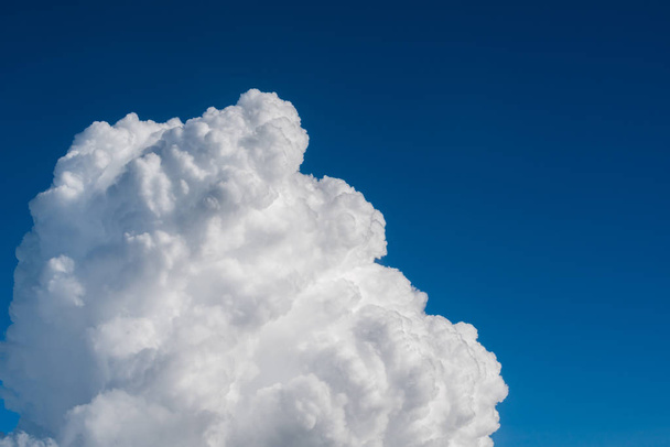 bulut dağılım mavi gökyüzü arka plan üzerine yayılmış  - Fotoğraf, Görsel