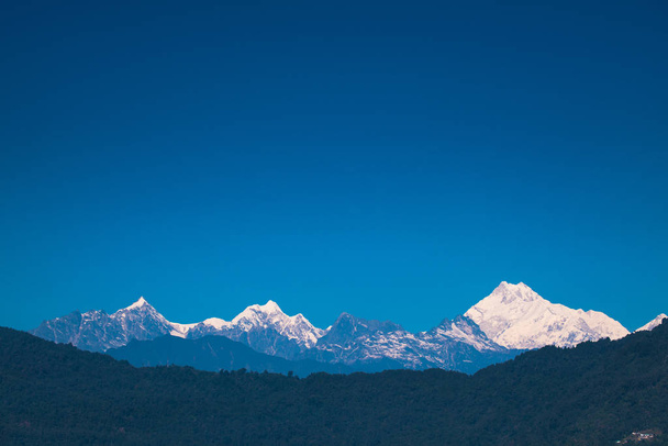 Kangchenjunga Berglandschaft bei blauem Himmel tagsüber, Gangtok, Indien - Foto, Bild