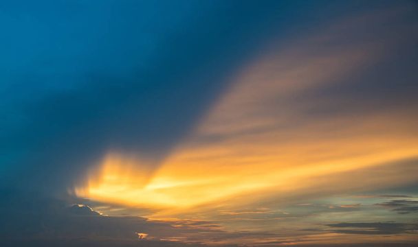 драматичне небо сонячне світло промінь під час заходу сонця час променів в небі
 - Фото, зображення