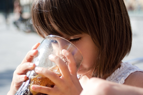 4 years old girl drinking cola - 写真・画像