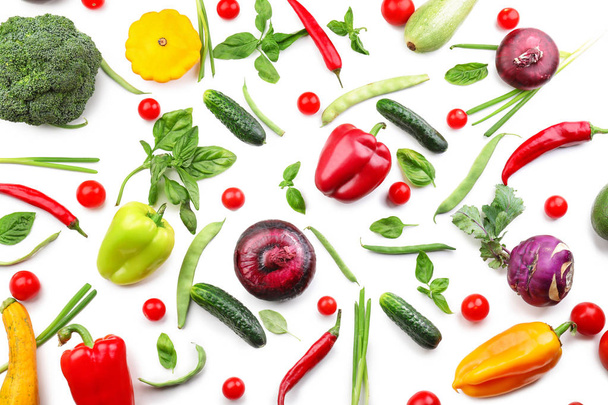 Verschiedenes frisches Gemüse auf weißem Hintergrund - Foto, Bild