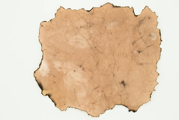 folha de textura de papel queimado velho no fundo branco. papel queimado isolado no fundo branco
 - Foto, Imagem
