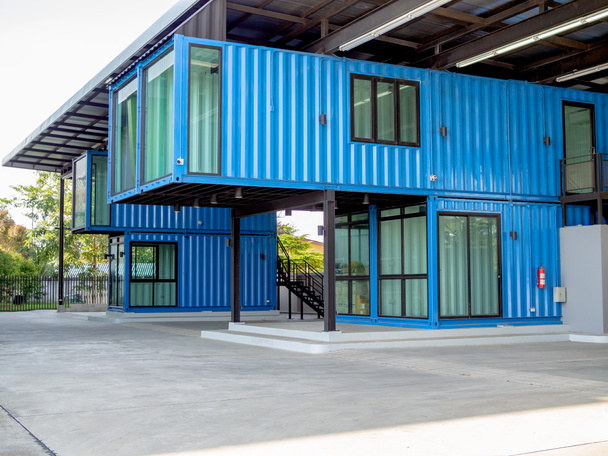 Nowoczesny niebieski najnowocześniejsze wysyłki kontener budowy budynku biurowego. - Zdjęcie, obraz