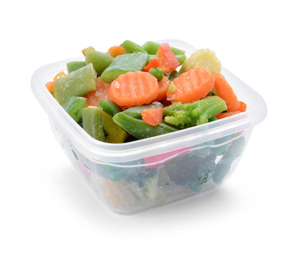 Plastikowy pojemnik z mrożonymi warzywami na białym tle - Zdjęcie, obraz