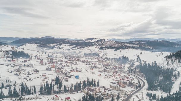 Luftaufnahme der Berge. Karpaten. Bukovel. Dorf. Winter. Schnee. Wald. Bäume - Foto, Bild