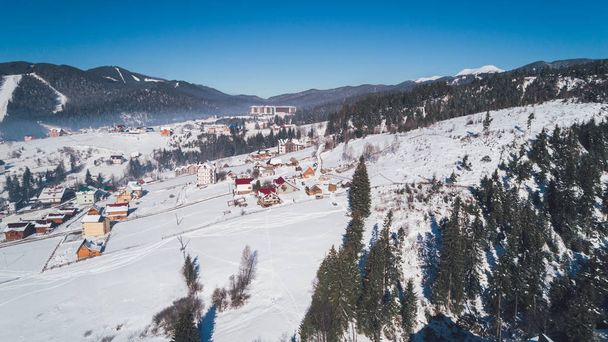 Luftaufnahme der Berge. Karpaten. Bukovel. Dorf. Winter. Schnee. Wald. Bäume - Foto, Bild