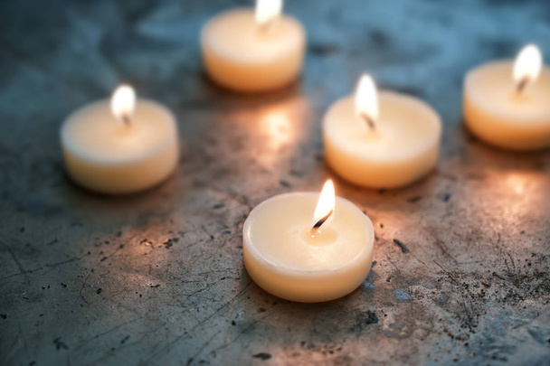 Krásný hořící svíčky na šedý stůl - Fotografie, Obrázek