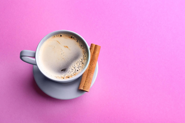 Чашка с вкусным ароматным кофе на цветном фоне, вид сверху
 - Фото, изображение