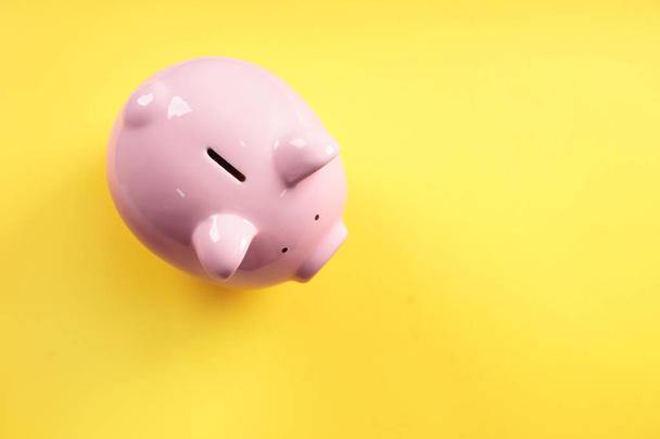 Cute piggy bank on color background - Foto, Imagem
