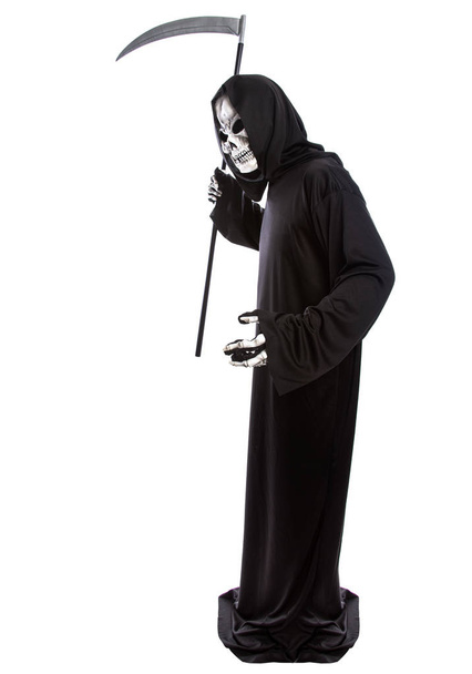 Kostüm eines skelettierten Sensenmannes, der eine furchterregende Sense schwingt. Das untote Gespenst trägt ein schwarzes Gewand, das den Oktober-Halloween-Feiertag repräsentiert. isoliert auf weißem Hintergrund - Foto, Bild