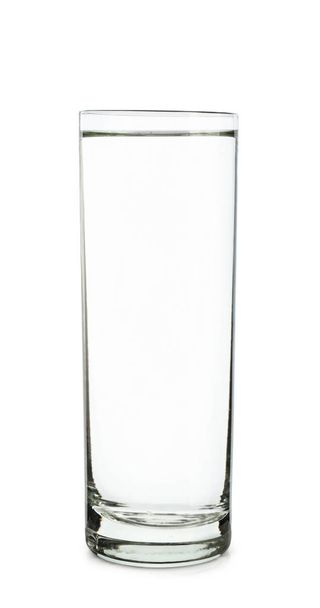 Glas schoon koud water op witte achtergrond - Foto, afbeelding