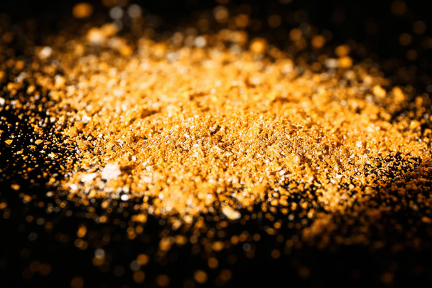 Siyah zemin üzerine altın tozu - Fotoğraf, Görsel