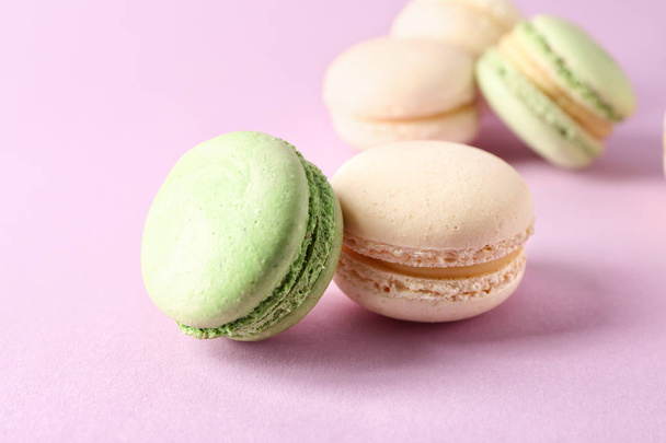 Renk arka plan üzerinde taze lezzetli macaroons - Fotoğraf, Görsel