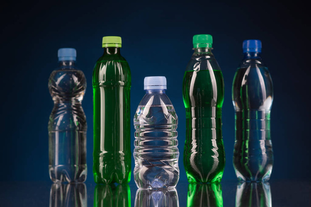 botella de plástico de color sobre el fondo azul
 - Foto, Imagen