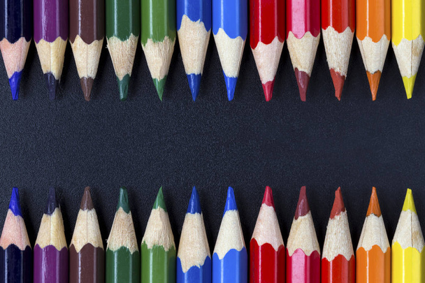 kopya alanı ile koyu arka plan üzerinde renkli kalemler - Fotoğraf, Görsel