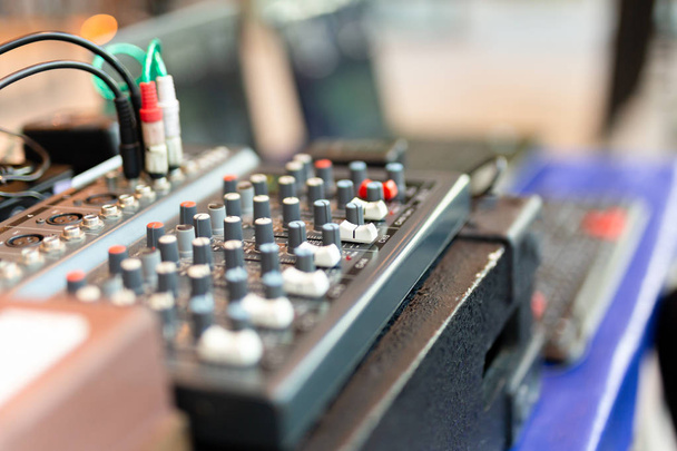 Στούντιο ήχου μίκτη ήχου ισοσταθμιστή Διοικητικό Συμβούλιο ρυθμιστικά στο ρηχό βάθος πεδίου - Φωτογραφία, εικόνα
